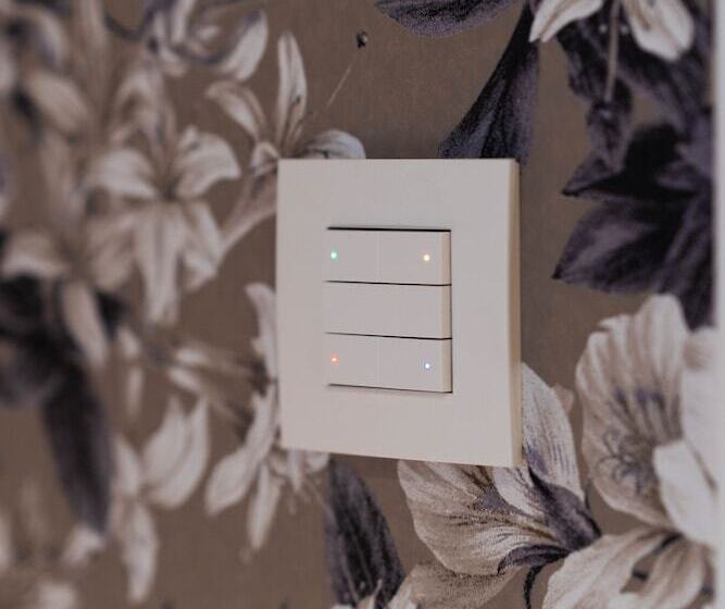 חדר אקונומי, Du Théâtre