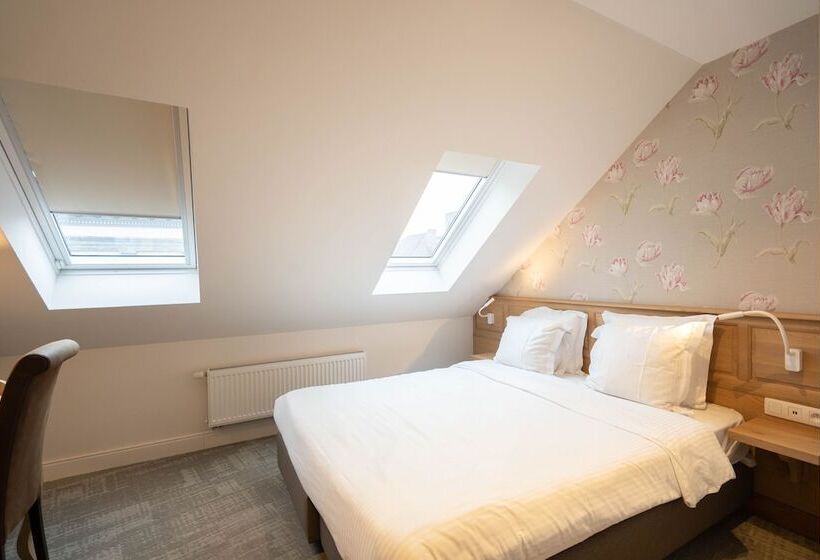 חדר אקונומי, Du Théâtre