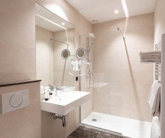 חדר סטנדרט לשלושה, Du Théâtre