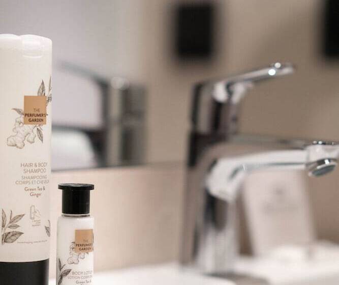 חדר סטנדרט לשלושה, Du Théâtre