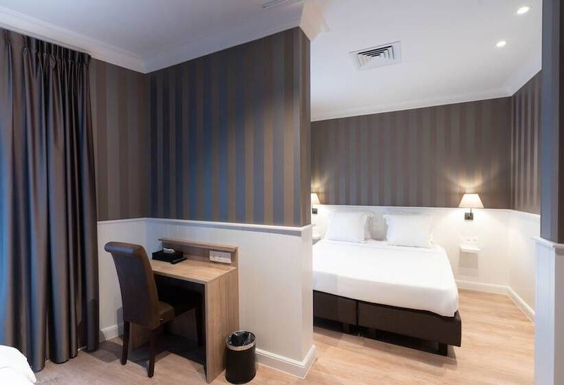 חדר סטנדרט לשלושה, Du Théâtre