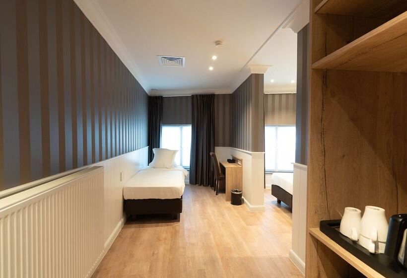 חדר סטנדרט לשלושה, Du Théâtre