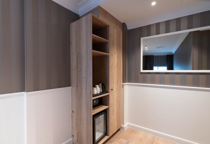 חדר סטנדרט לשלושה, Du Théâtre