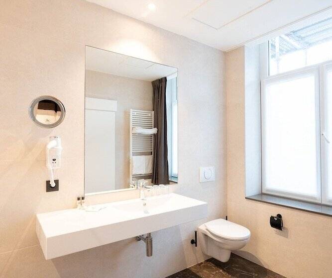 חדר סטנדרט לארבעה, Du Théâtre