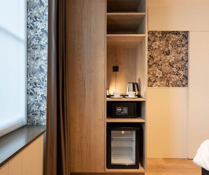 חדר סטנדרט לארבעה, Du Théâtre