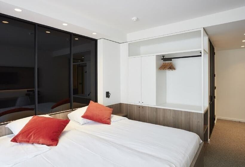 舒适型房间, Nelson