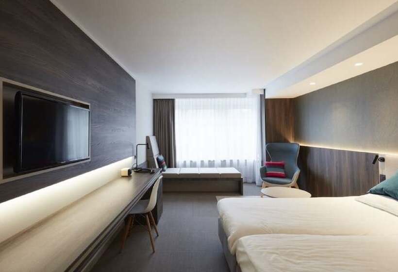 高级大房间, Nelson