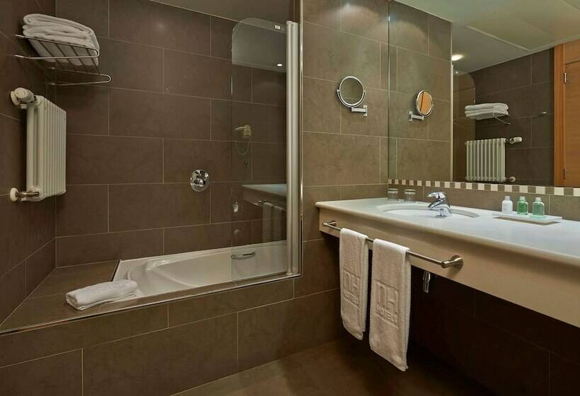 חדר סטנדרט לשלושה, NH Andorra La Vella