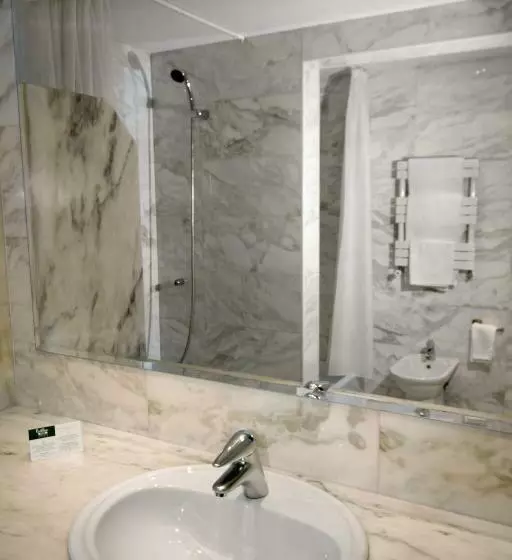 اتاق استاندارد سه نفره, Rutllan & Spa