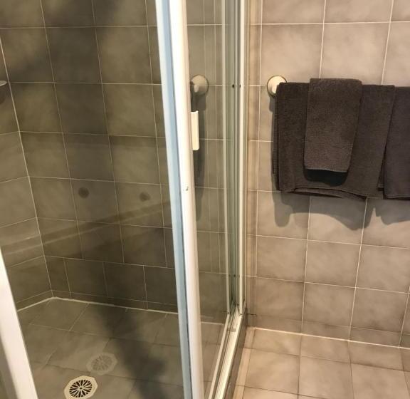 מיטת קינג בסוויטה, Tea Gardens Motel