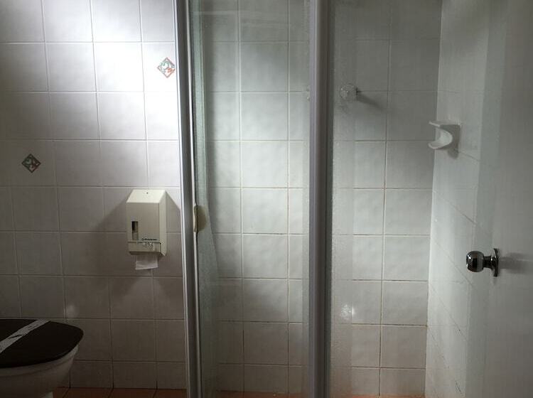 اتاق لوکس, Town And Country Motel