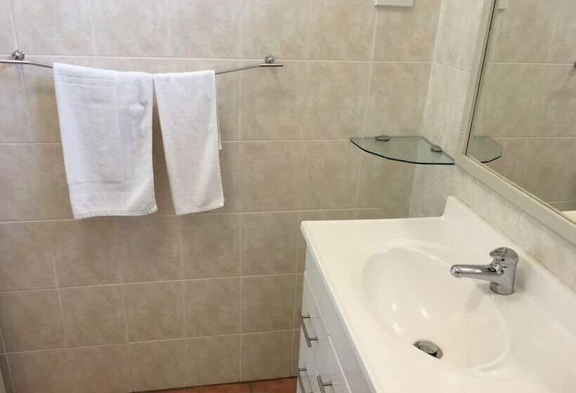 اتاق لوکس, Town And Country Motel