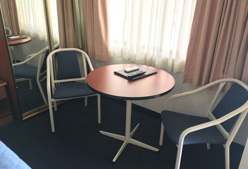 اتاق لوکس, Town And Country Motel