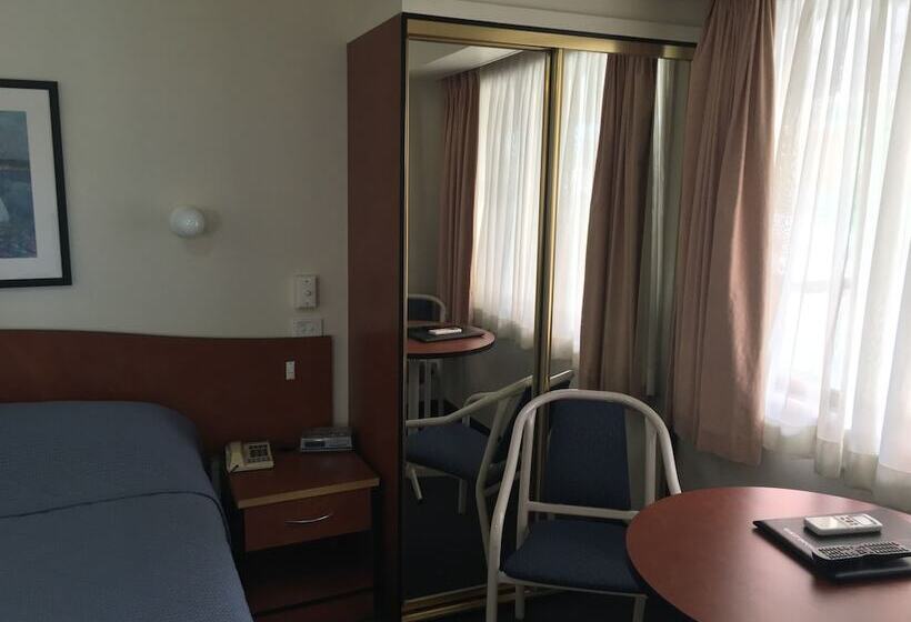 اتاق لوکس, Town And Country Motel