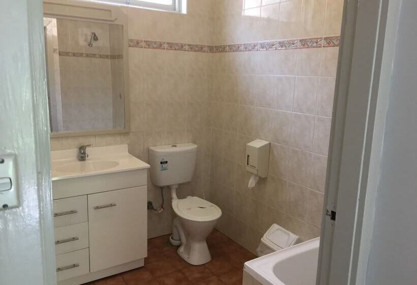 اتاق لوکس, Town And Country Motel