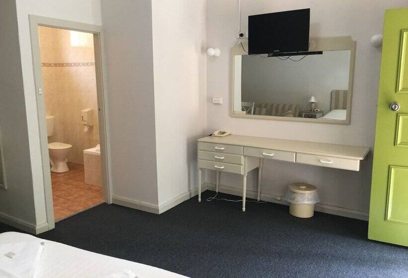 اتاق لوکس, Town And Country Motel