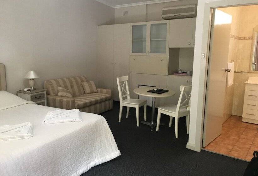 اتاق لوکس, Town And Country Motel