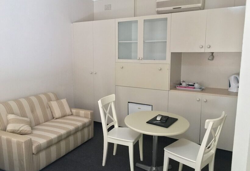 اتاق لوکس, Town And Country Motel