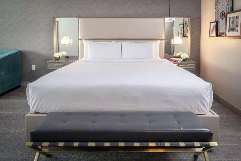 デラックストリプルルーム, Town And Country Motel