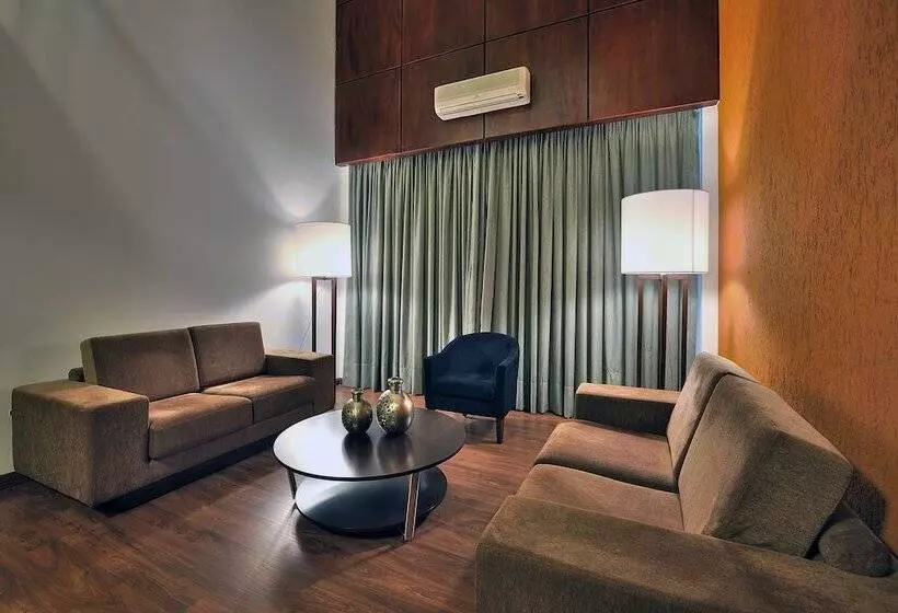 سوییت, Deville Curitiba Batel