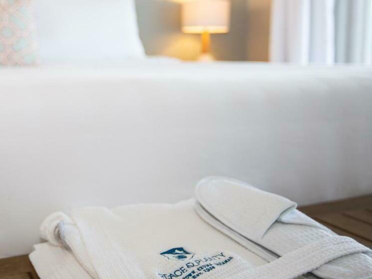 سوییت خانوادگی, Peace And Plenty Resort