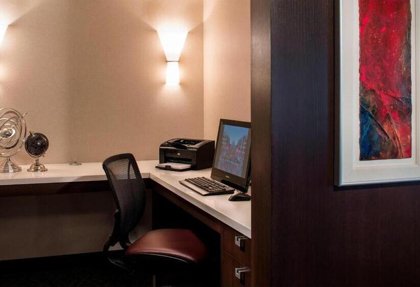 Club Szoba King-Size Franciaággyal, Sheraton Cavalier Calgary