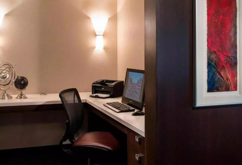 Quarto Club Cama King, Sheraton Cavalier Calgary