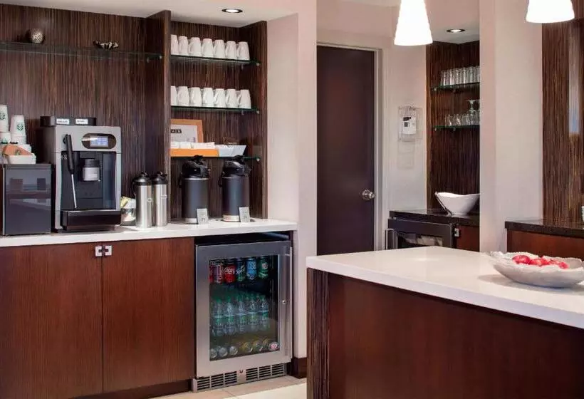 Quarto Club Cama King, Sheraton Cavalier Calgary