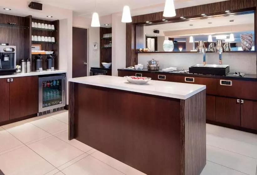 Quarto Club Cama King, Sheraton Cavalier Calgary