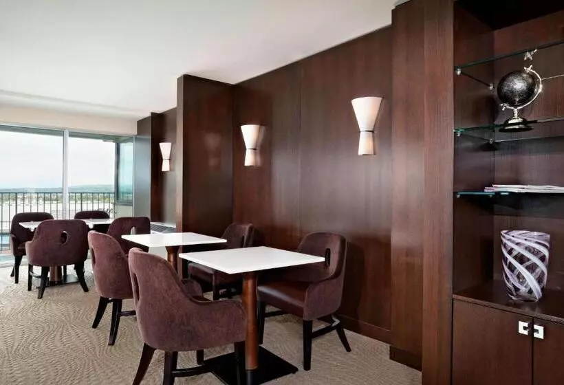 Quarto Club Cama King, Sheraton Cavalier Calgary