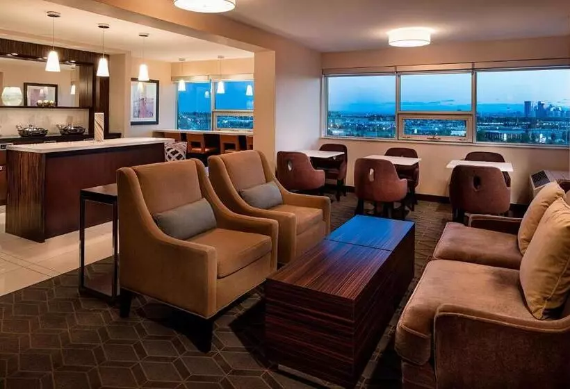 Quarto Club Cama King, Sheraton Cavalier Calgary