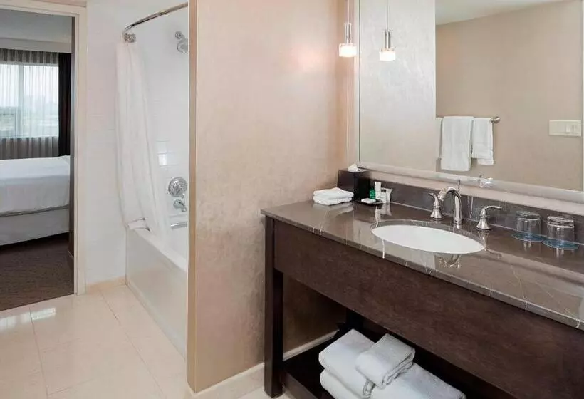 Quarto Clássico Cama Queen, Sheraton Cavalier Calgary