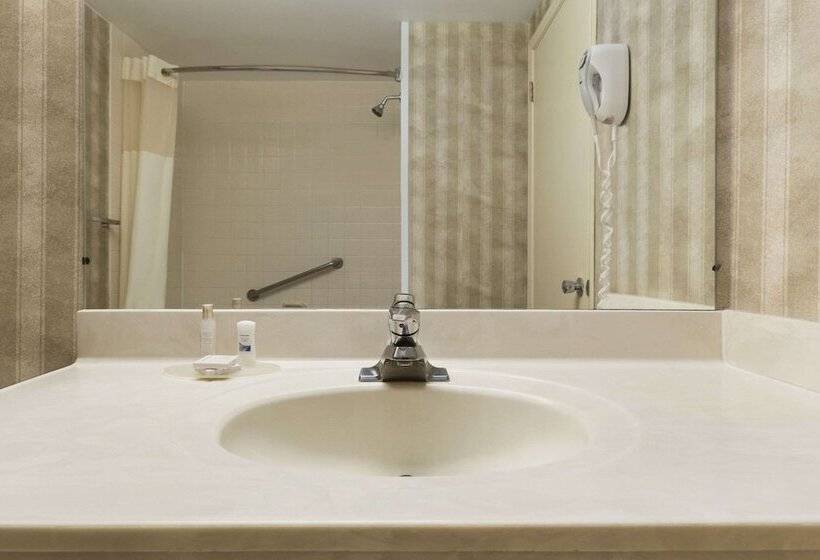 Номер Стандарт 2 Двуспальные Кровати, Travelodge By Wyndham Edmundston