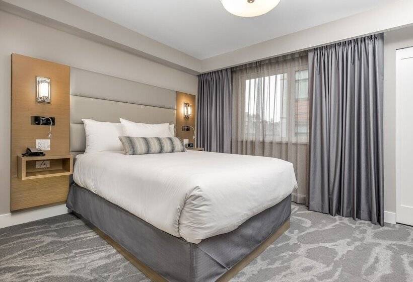 Люкс, Coast Tsawwassen Inn