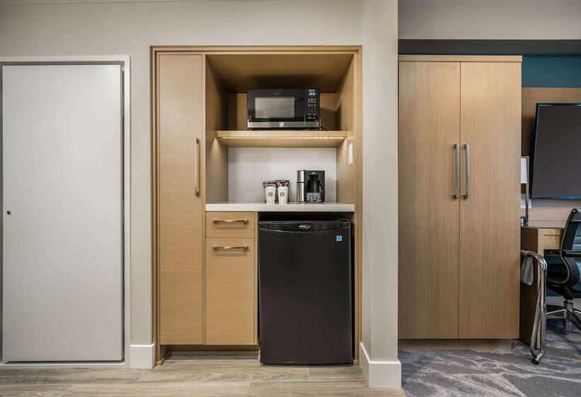 Люкс, Coast Tsawwassen Inn