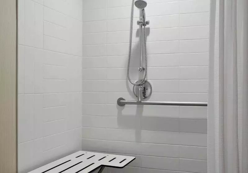 اتاق استاندارد, Delta Hotels By Marriott London Armouries