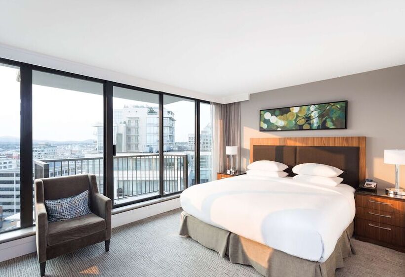 带大床的标准间, Doubletree By Hilton Hotel & Suites Victoria