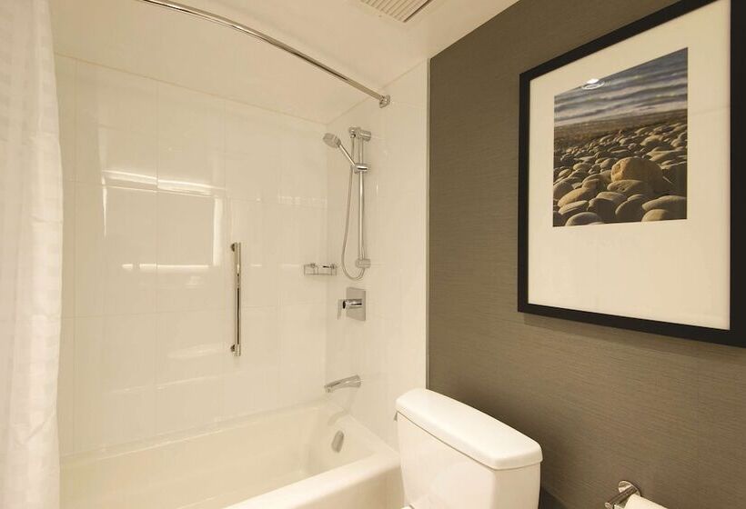 带2个双人床的标准工作室, Doubletree By Hilton Hotel & Suites Victoria