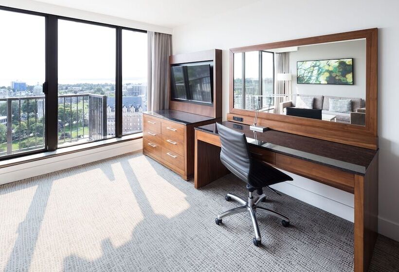 带大床的标准间, Doubletree By Hilton Hotel & Suites Victoria