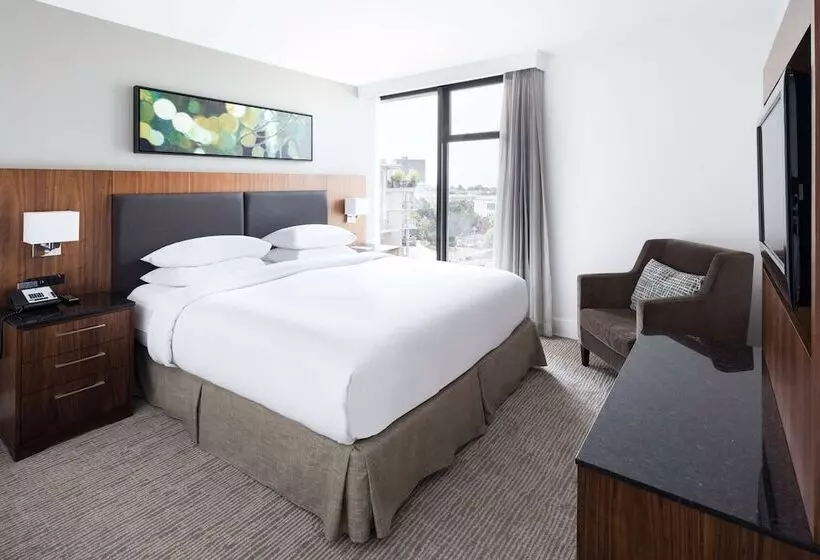 سوییت خانوادگی, Doubletree By Hilton Hotel & Suites Victoria