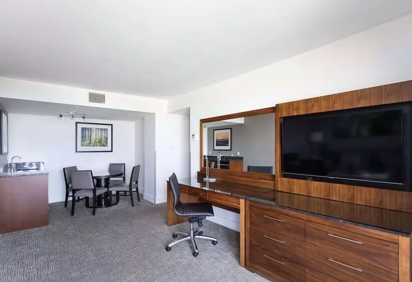سوییت خانوادگی, Doubletree By Hilton Hotel & Suites Victoria