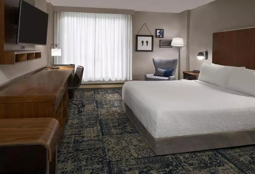 اتاق لوکس با تخت بزرگ, Four Points By Sheraton Hotel & Conference Centre Gatineau Ottawa
