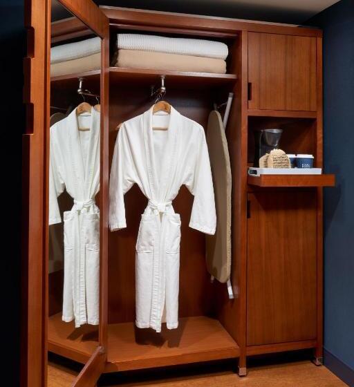 غرفة ديلوكس, Four Points By Sheraton Hotel & Conference Centre Gatineau Ottawa