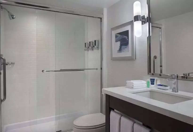 اتاق لوکس, Four Points By Sheraton Hotel & Conference Centre Gatineau Ottawa