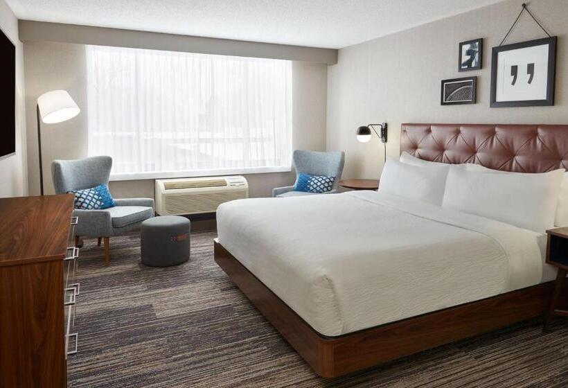스위트 킹사이즈 침대, Four Points By Sheraton Point Edward Sarnia