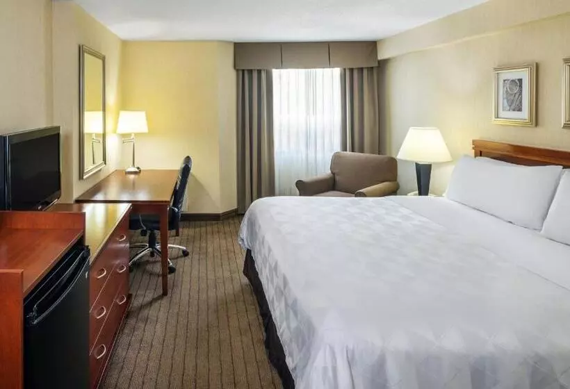 キングサイズベッドのスタンダードルーム, Holiday Inn Laval Montreal, An Ihg