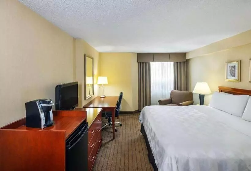 キングサイズベッドのスタンダードルーム, Holiday Inn Laval Montreal, An Ihg