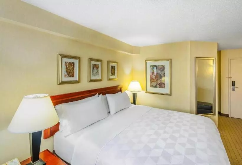 キングサイズベッドのスタンダードルーム, Holiday Inn Laval Montreal, An Ihg