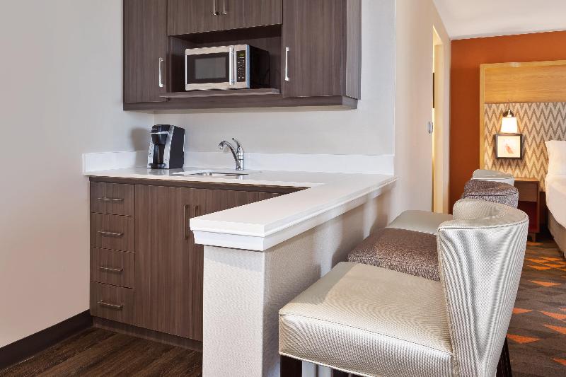 キングサイズベッドのスイートルーム, Holiday Inn St Johns, An Ihg