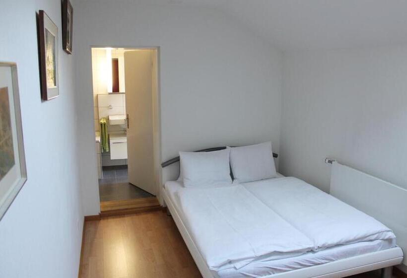 דירת שלושה חדרים, Restaurant Goldener Schlussel